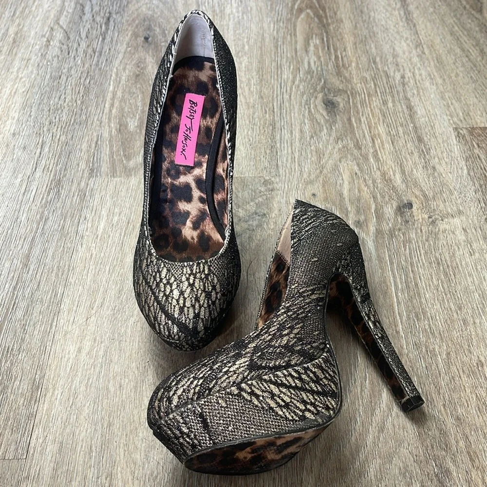 Betsey Johnson Black Lace Platform Heels Size 8 Medium
